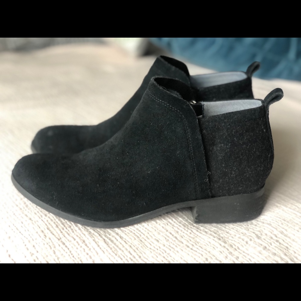 Toms ankle bootie. Black suede.